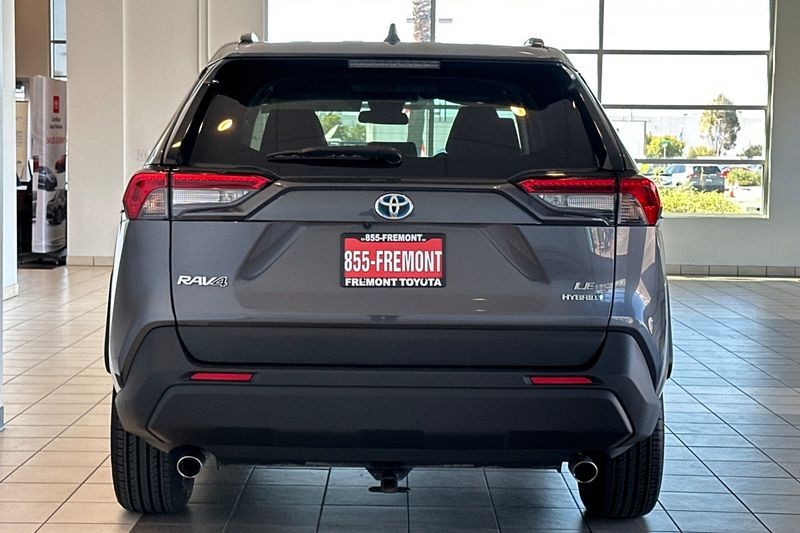 Toyota RAV4 Vehicle Full-screen Gallery Image 05