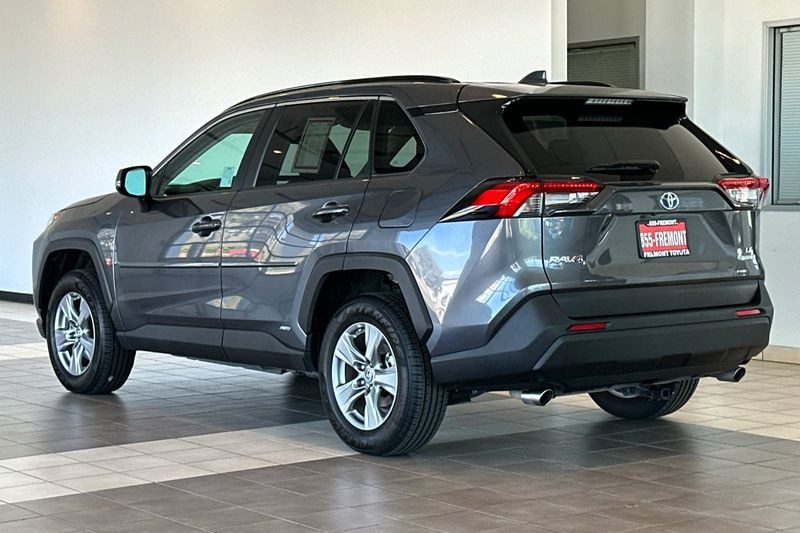 Toyota RAV4 Vehicle Full-screen Gallery Image 06