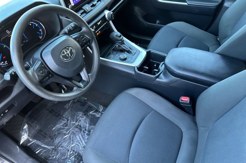 Toyota RAV4 Vehicle Full-screen Gallery Image 10