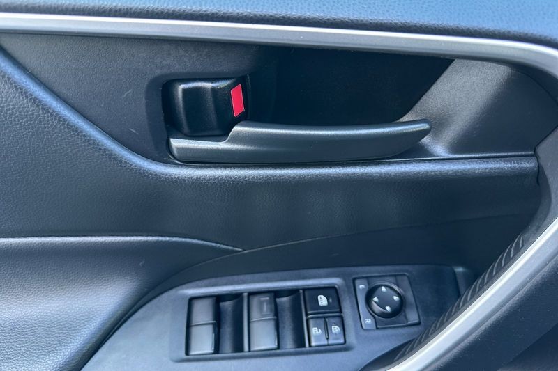 Toyota RAV4 Vehicle Full-screen Gallery Image 11