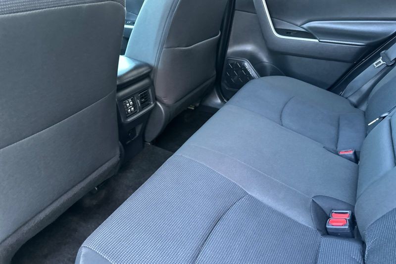 Toyota RAV4 Vehicle Full-screen Gallery Image 12
