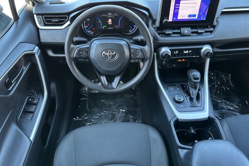 Toyota RAV4 Vehicle Full-screen Gallery Image 14