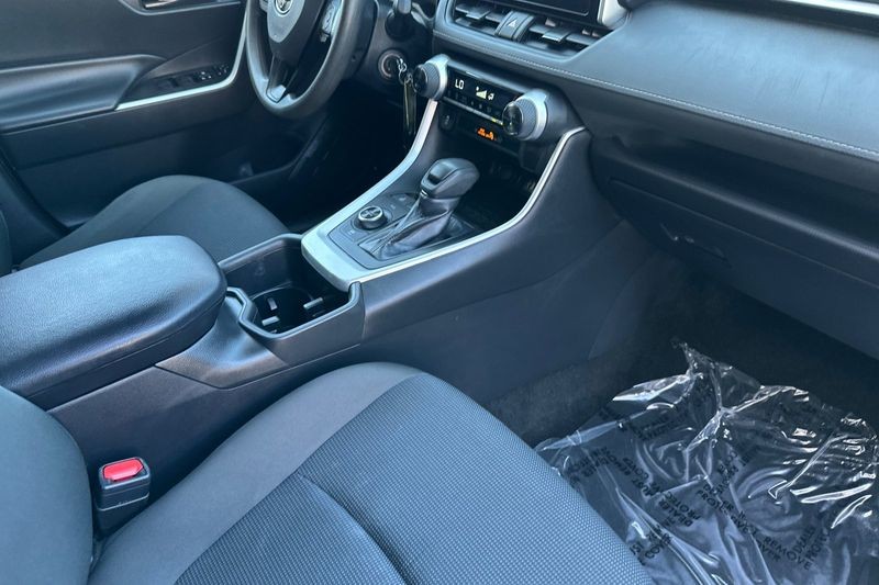 Toyota RAV4 Vehicle Full-screen Gallery Image 16
