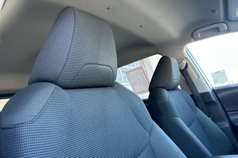 Toyota RAV4 Vehicle Full-screen Gallery Image 17