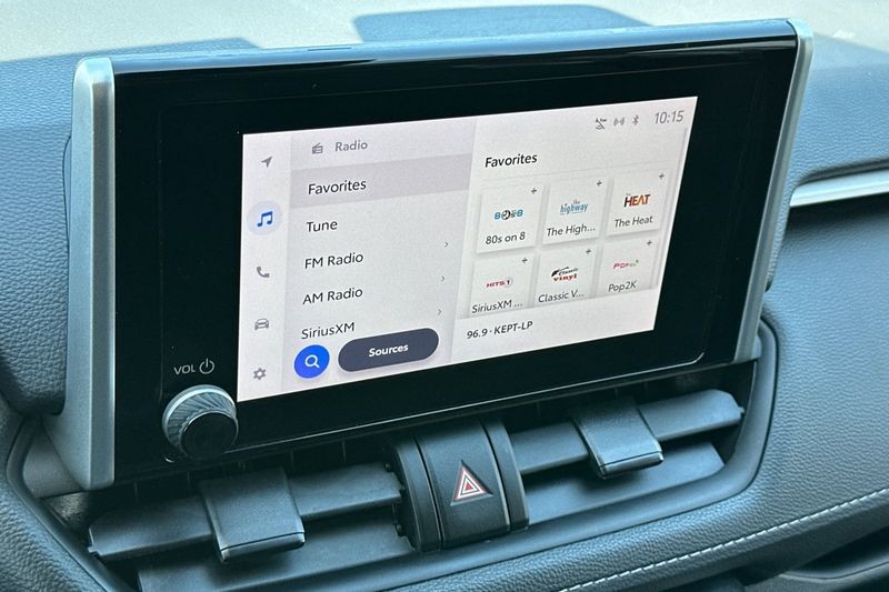 Toyota RAV4 Vehicle Full-screen Gallery Image 18