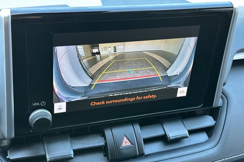 Toyota RAV4 Vehicle Full-screen Gallery Image 19