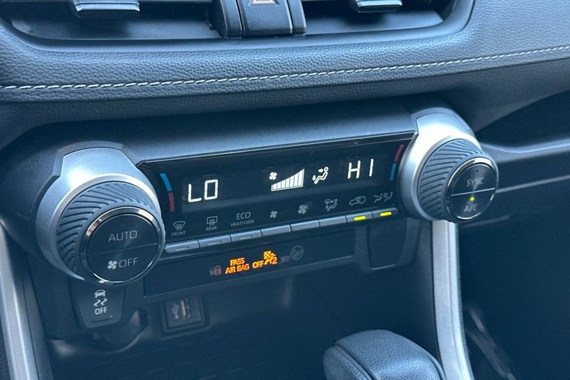 Toyota RAV4 Vehicle Full-screen Gallery Image 20