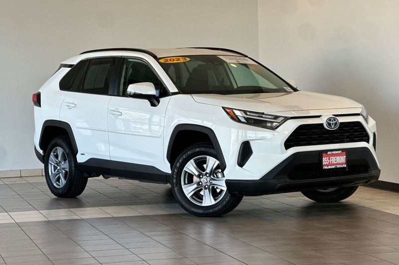 Toyota RAV4 Vehicle Full-screen Gallery Image 02