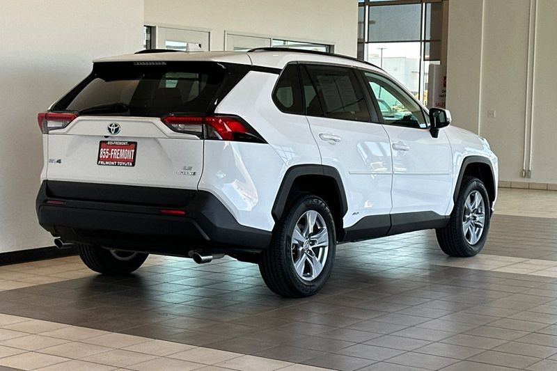 Toyota RAV4 Vehicle Full-screen Gallery Image 04
