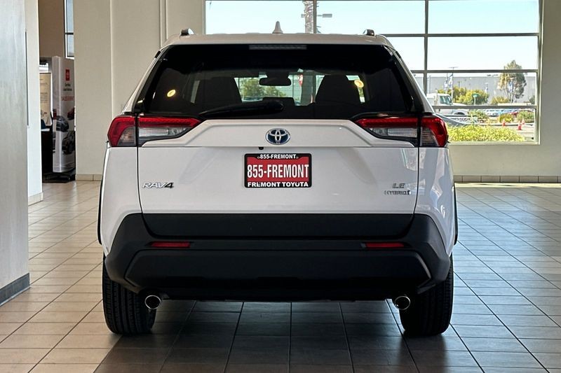 Toyota RAV4 Vehicle Full-screen Gallery Image 05