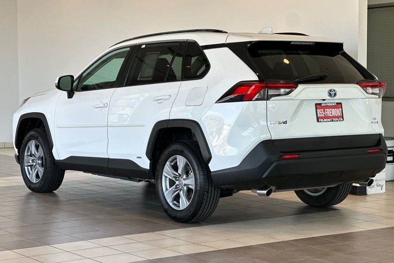 Toyota RAV4 Vehicle Full-screen Gallery Image 06