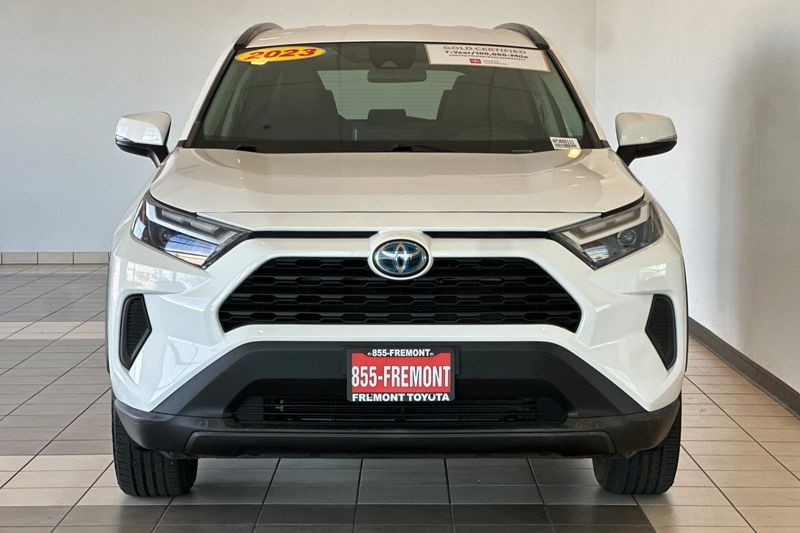 Toyota RAV4 Vehicle Full-screen Gallery Image 09