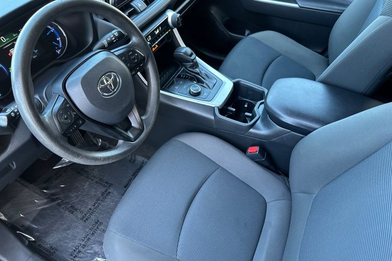 Toyota RAV4 Vehicle Full-screen Gallery Image 10