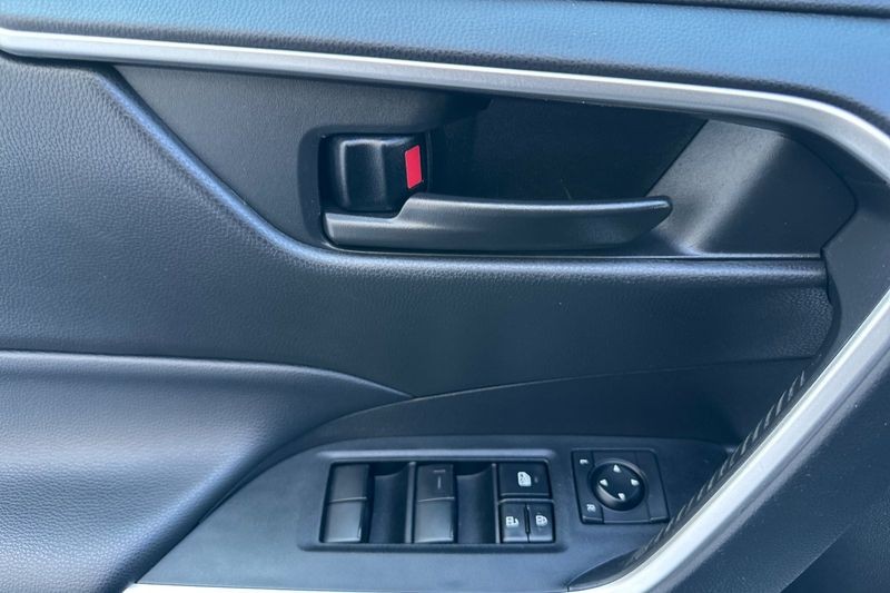 Toyota RAV4 Vehicle Full-screen Gallery Image 11