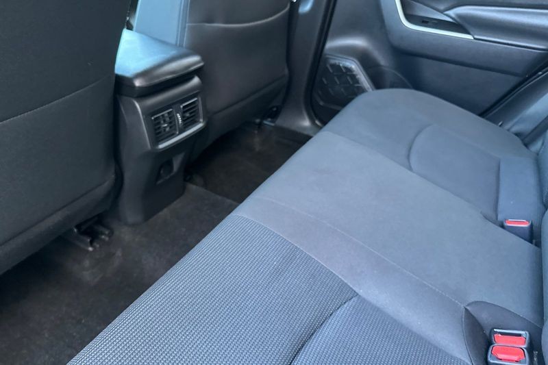 Toyota RAV4 Vehicle Full-screen Gallery Image 12