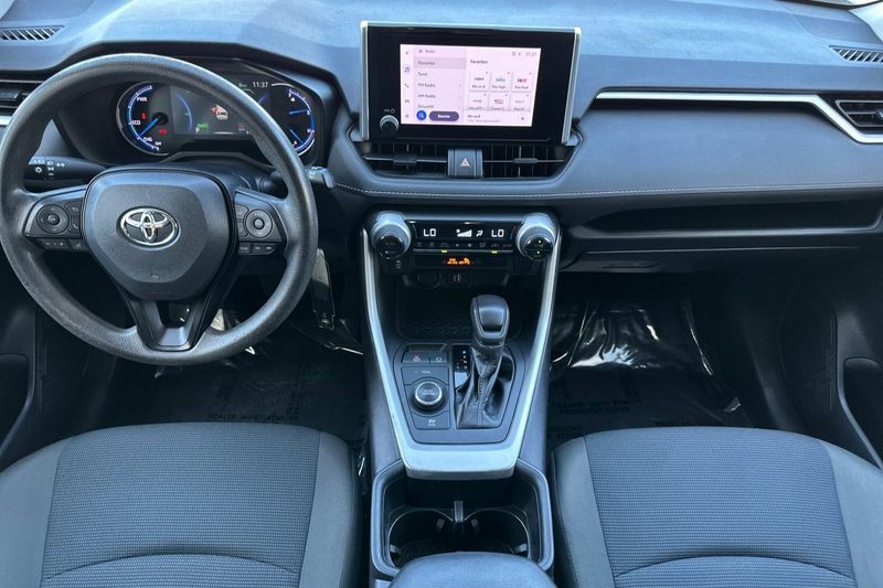 Toyota RAV4 Vehicle Full-screen Gallery Image 13