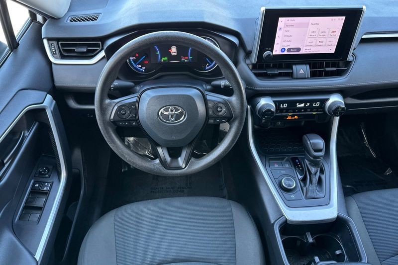Toyota RAV4 Vehicle Full-screen Gallery Image 14