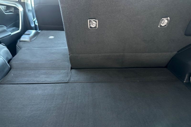Toyota RAV4 Vehicle Full-screen Gallery Image 15