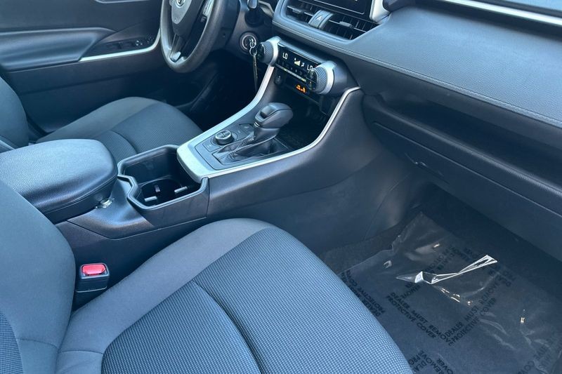 Toyota RAV4 Vehicle Full-screen Gallery Image 16