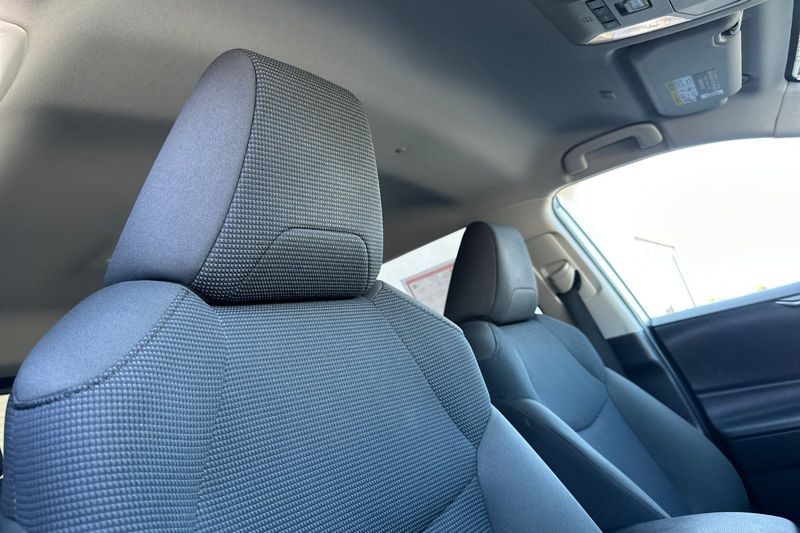 Toyota RAV4 Vehicle Full-screen Gallery Image 17