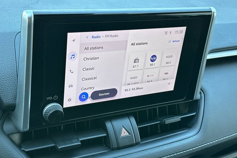 Toyota RAV4 Vehicle Full-screen Gallery Image 18