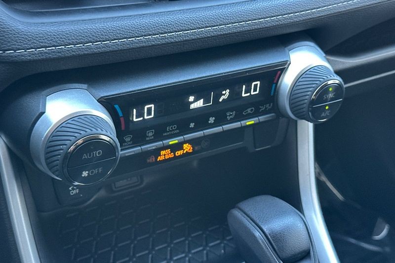 Toyota RAV4 Vehicle Full-screen Gallery Image 20