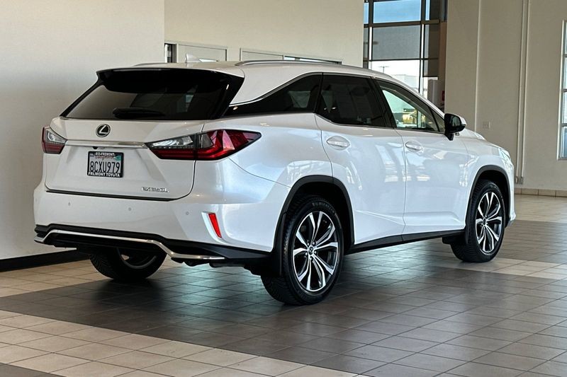 Lexus RX Vehicle Full-screen Gallery Image 04