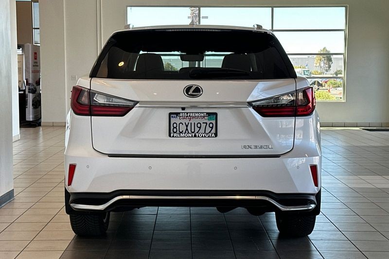 Lexus RX Vehicle Full-screen Gallery Image 05