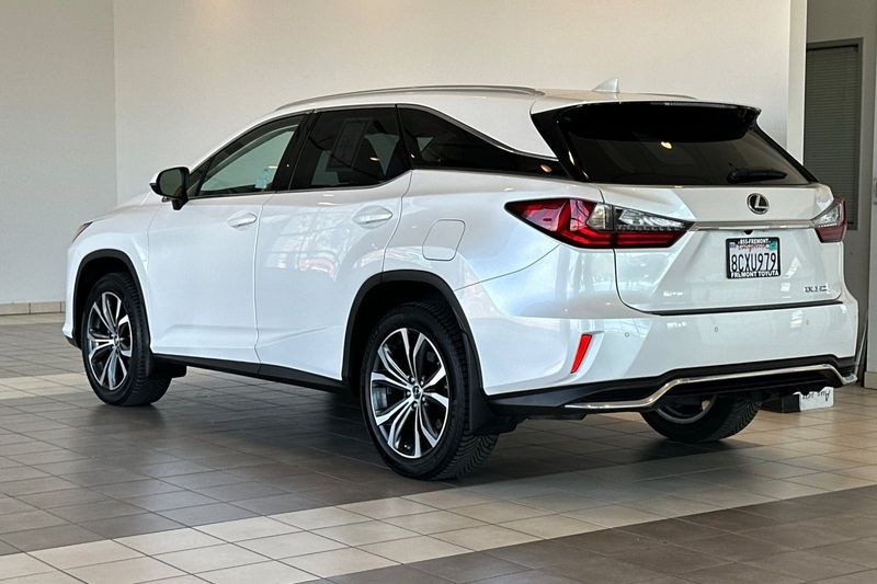 Lexus RX Vehicle Full-screen Gallery Image 06