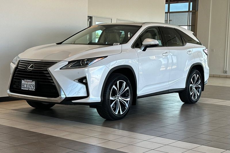 Lexus RX Vehicle Full-screen Gallery Image 08