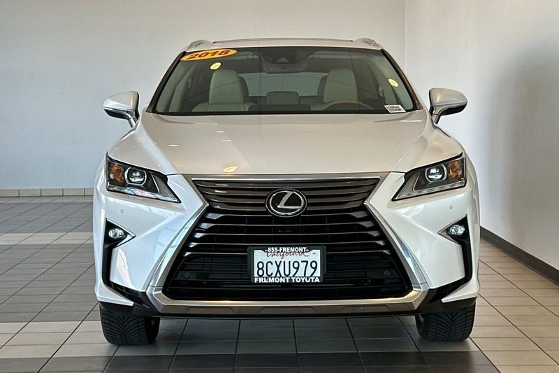 Lexus RX Vehicle Full-screen Gallery Image 09