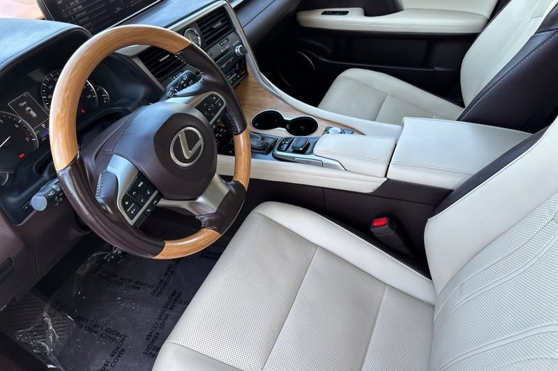 Lexus RX Vehicle Full-screen Gallery Image 10