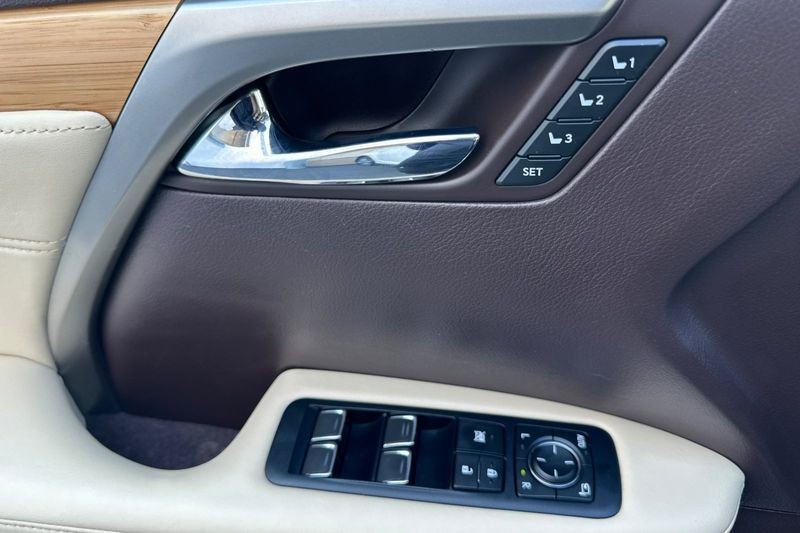 Lexus RX Vehicle Full-screen Gallery Image 11