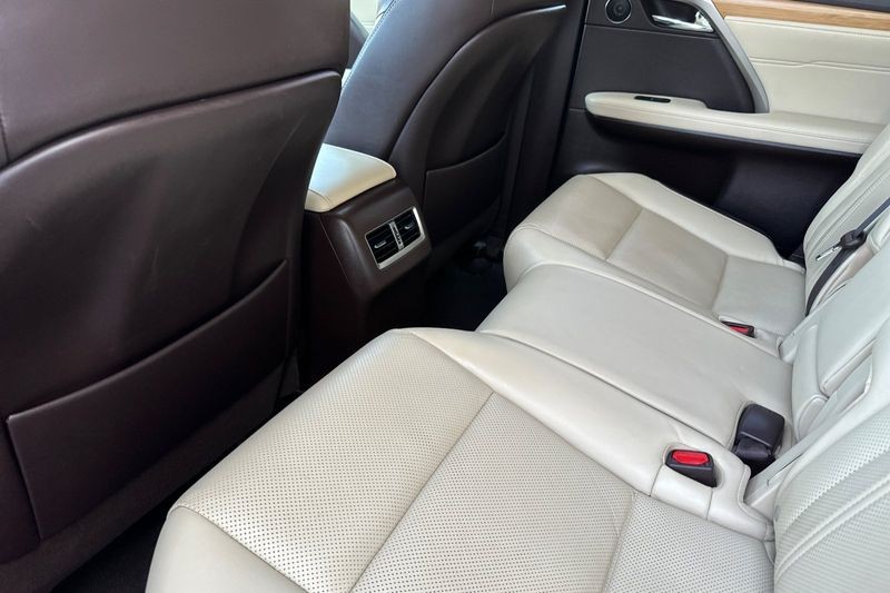 Lexus RX Vehicle Full-screen Gallery Image 12