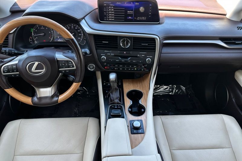 Lexus RX Vehicle Full-screen Gallery Image 13