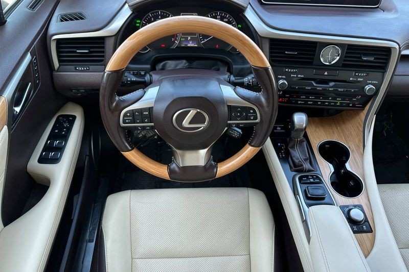 Lexus RX Vehicle Full-screen Gallery Image 14