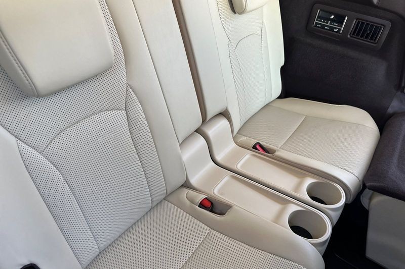 Lexus RX Vehicle Full-screen Gallery Image 15