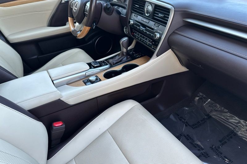 Lexus RX Vehicle Full-screen Gallery Image 17