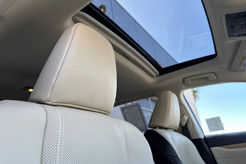 Lexus RX Vehicle Full-screen Gallery Image 18