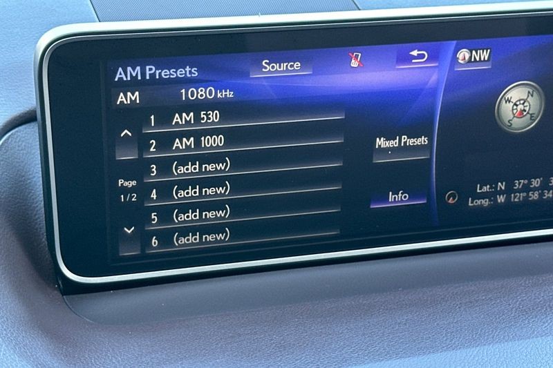 Lexus RX Vehicle Full-screen Gallery Image 19