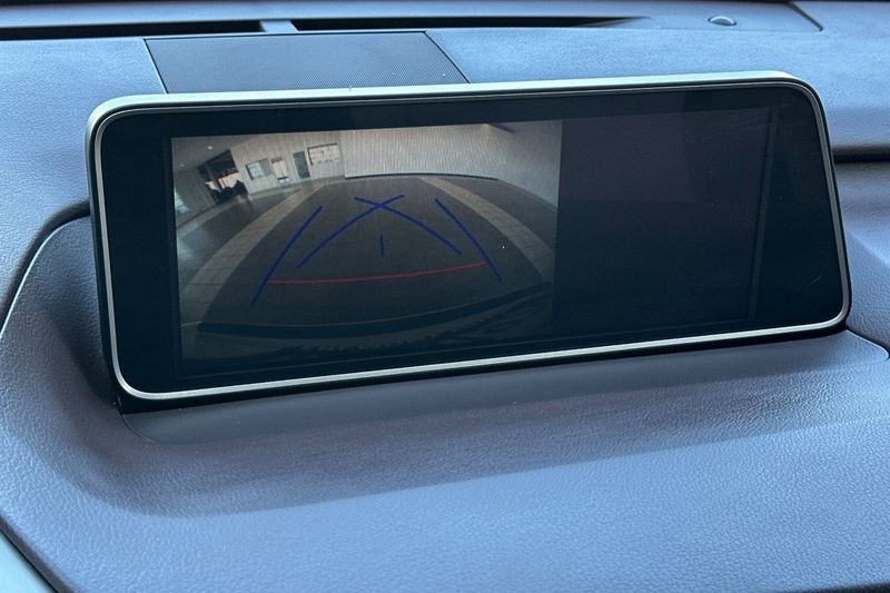 Lexus RX Vehicle Full-screen Gallery Image 20
