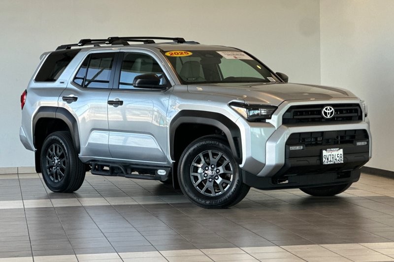 Toyota 4Runner Vehicle Full-screen Gallery Image 02