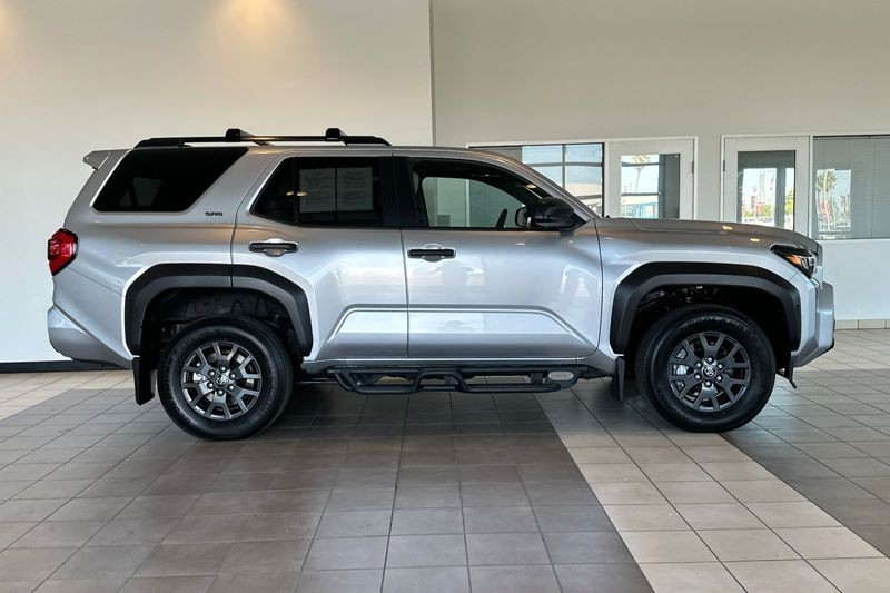 Toyota 4Runner Vehicle Full-screen Gallery Image 03