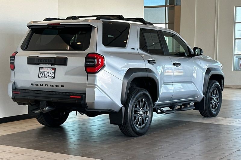 Toyota 4Runner Vehicle Full-screen Gallery Image 04