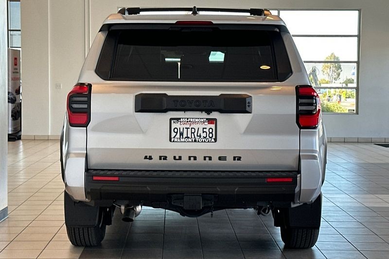 Toyota 4Runner Vehicle Full-screen Gallery Image 05