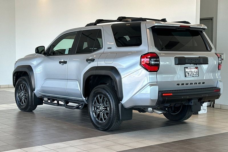 Toyota 4Runner Vehicle Full-screen Gallery Image 06