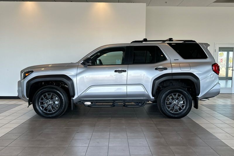 Toyota 4Runner Vehicle Full-screen Gallery Image 07