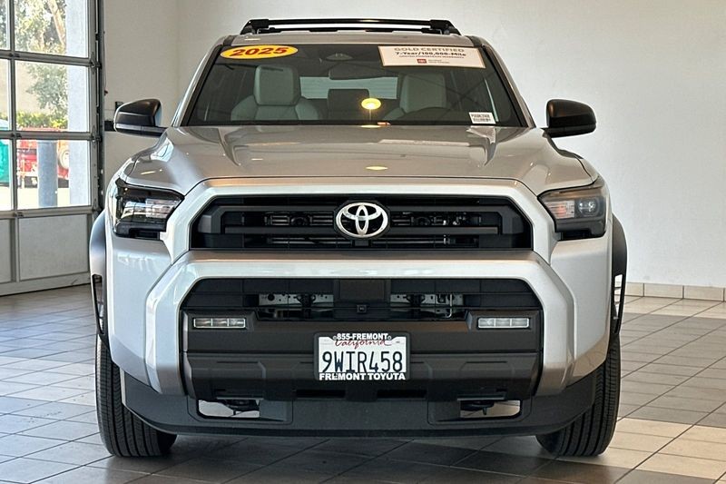 Toyota 4Runner Vehicle Full-screen Gallery Image 09