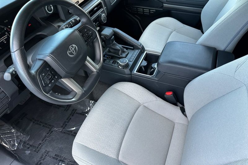 Toyota 4Runner Vehicle Full-screen Gallery Image 10