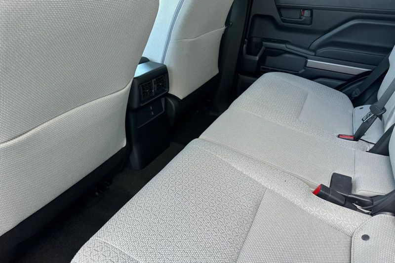 Toyota 4Runner Vehicle Full-screen Gallery Image 12